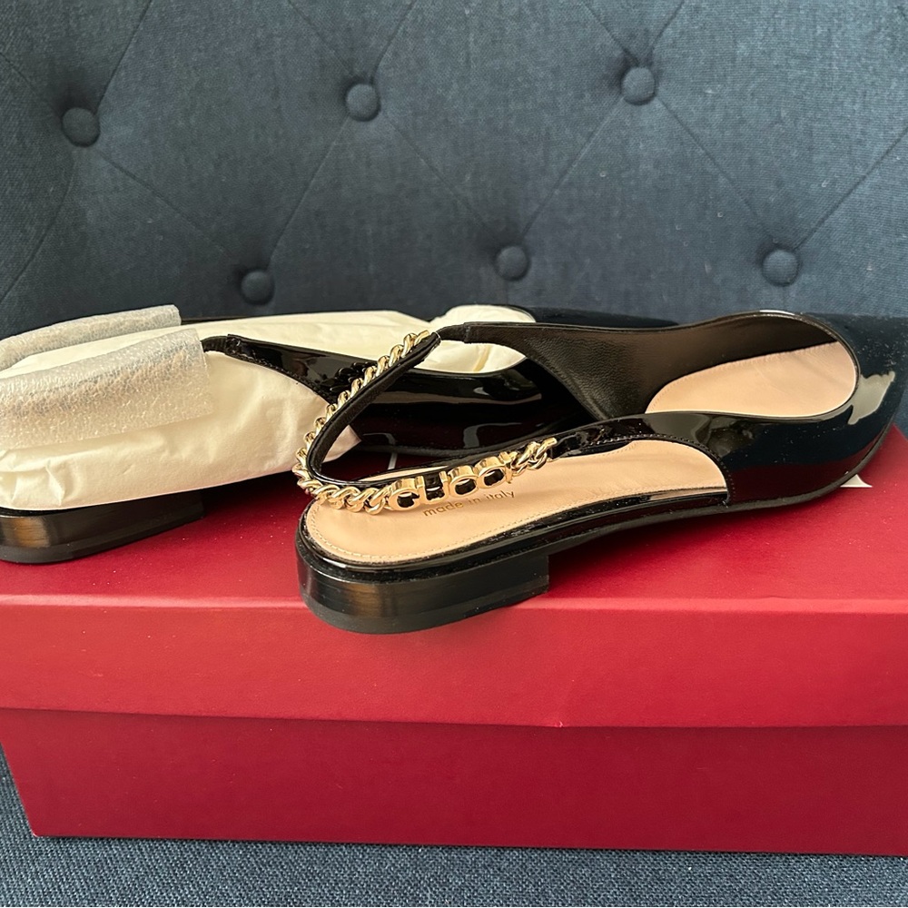 Gucci Black Patent Leather Flats with Gold Chain - Picture 3 of 9
